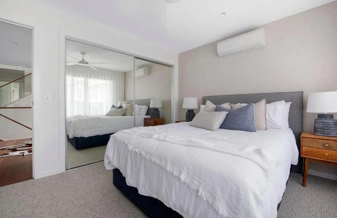 Luxury Tri-Level Duplex In Mermaid Beach - Coasthm-1
